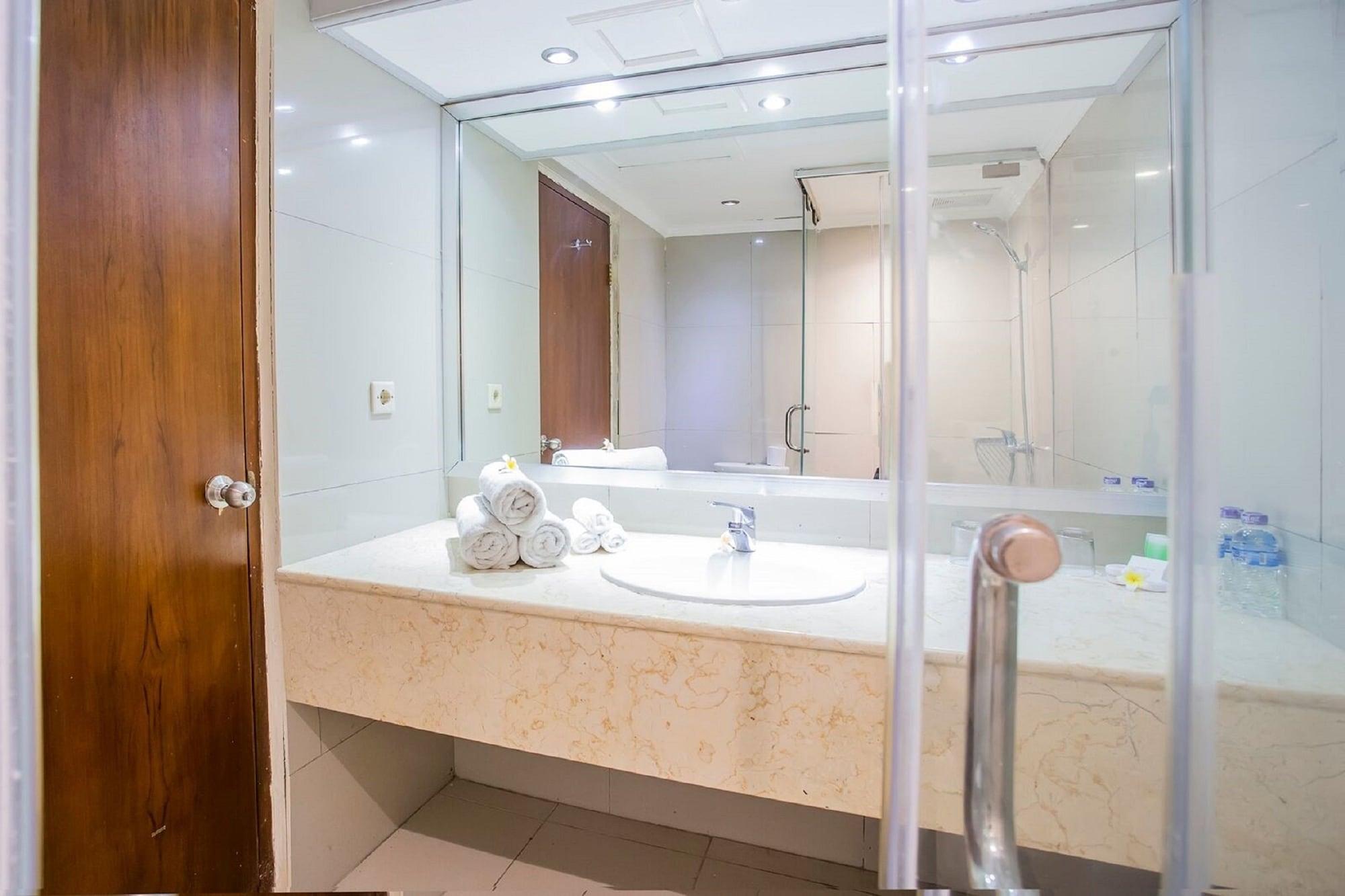 Kuta One Party Hotel Екстериор снимка
