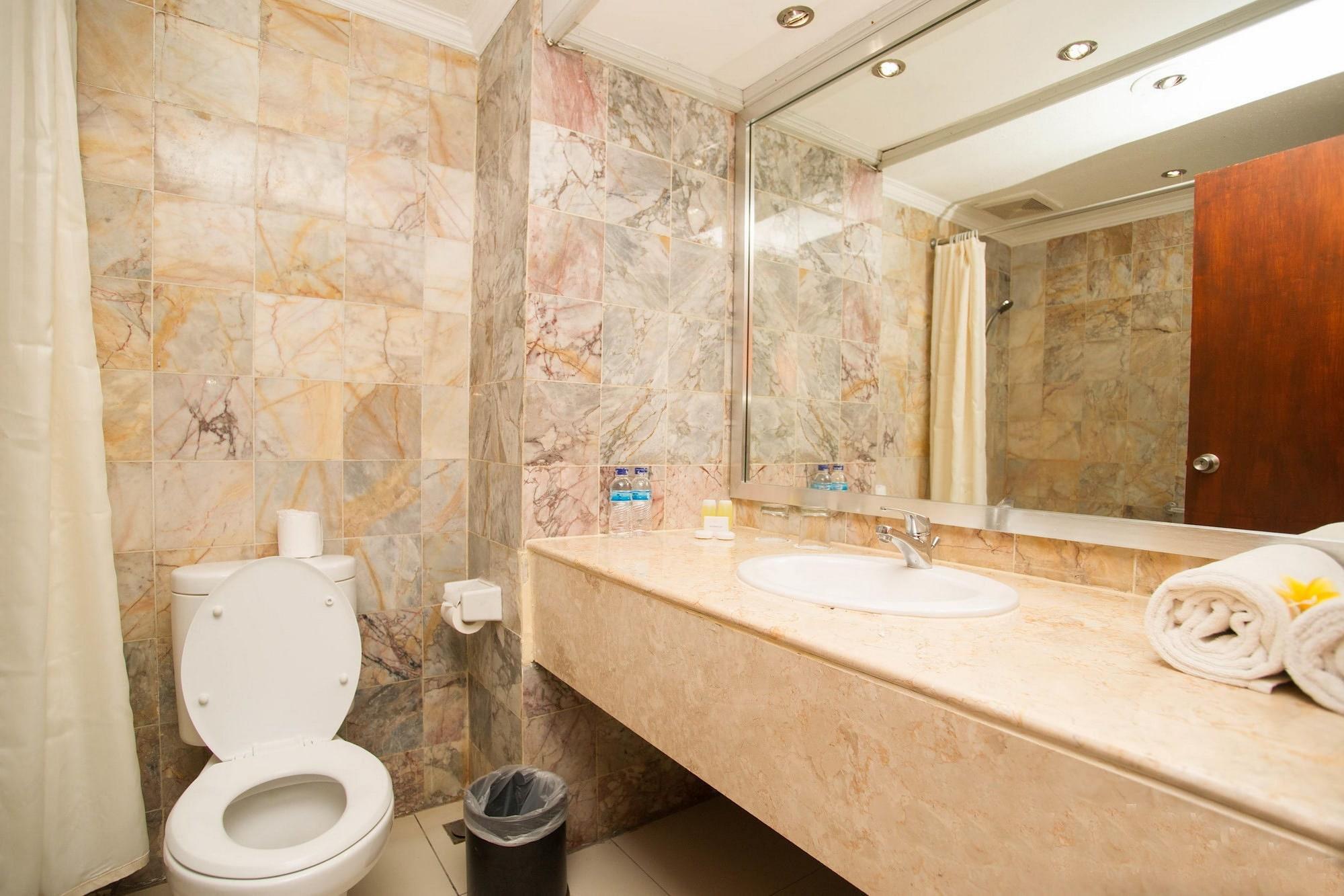 Kuta One Party Hotel Екстериор снимка