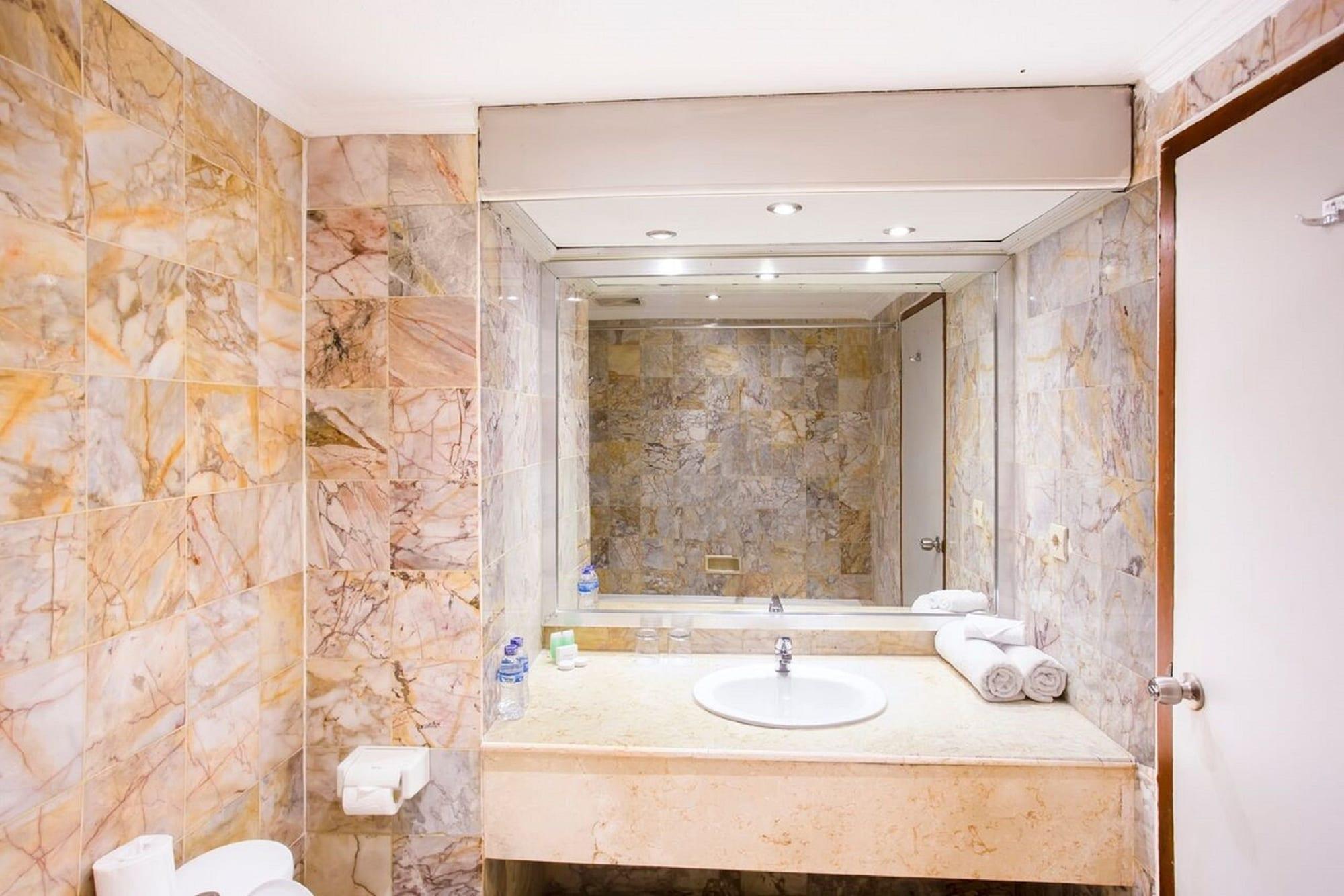 Kuta One Party Hotel Екстериор снимка