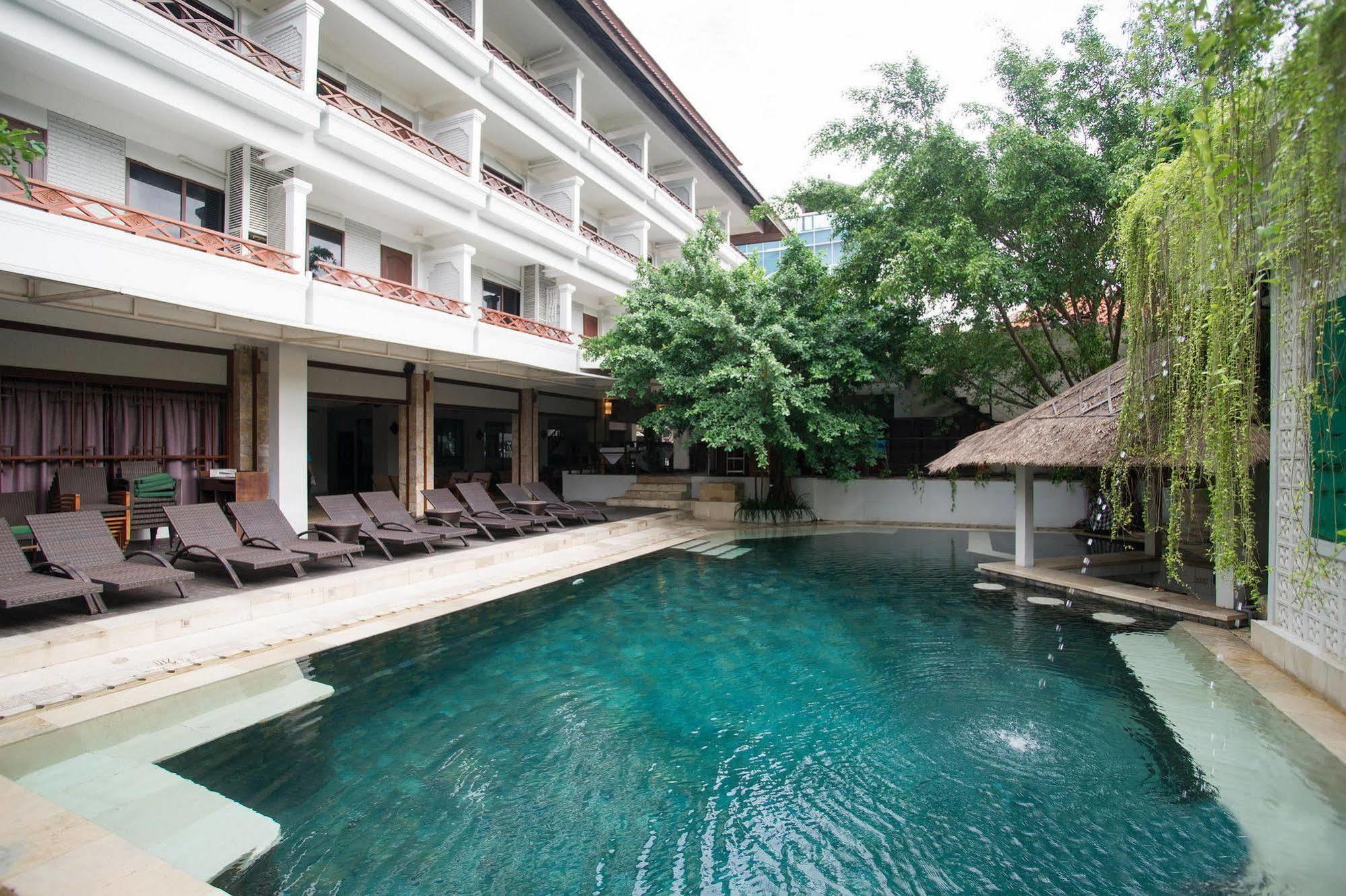 Kuta One Party Hotel Екстериор снимка