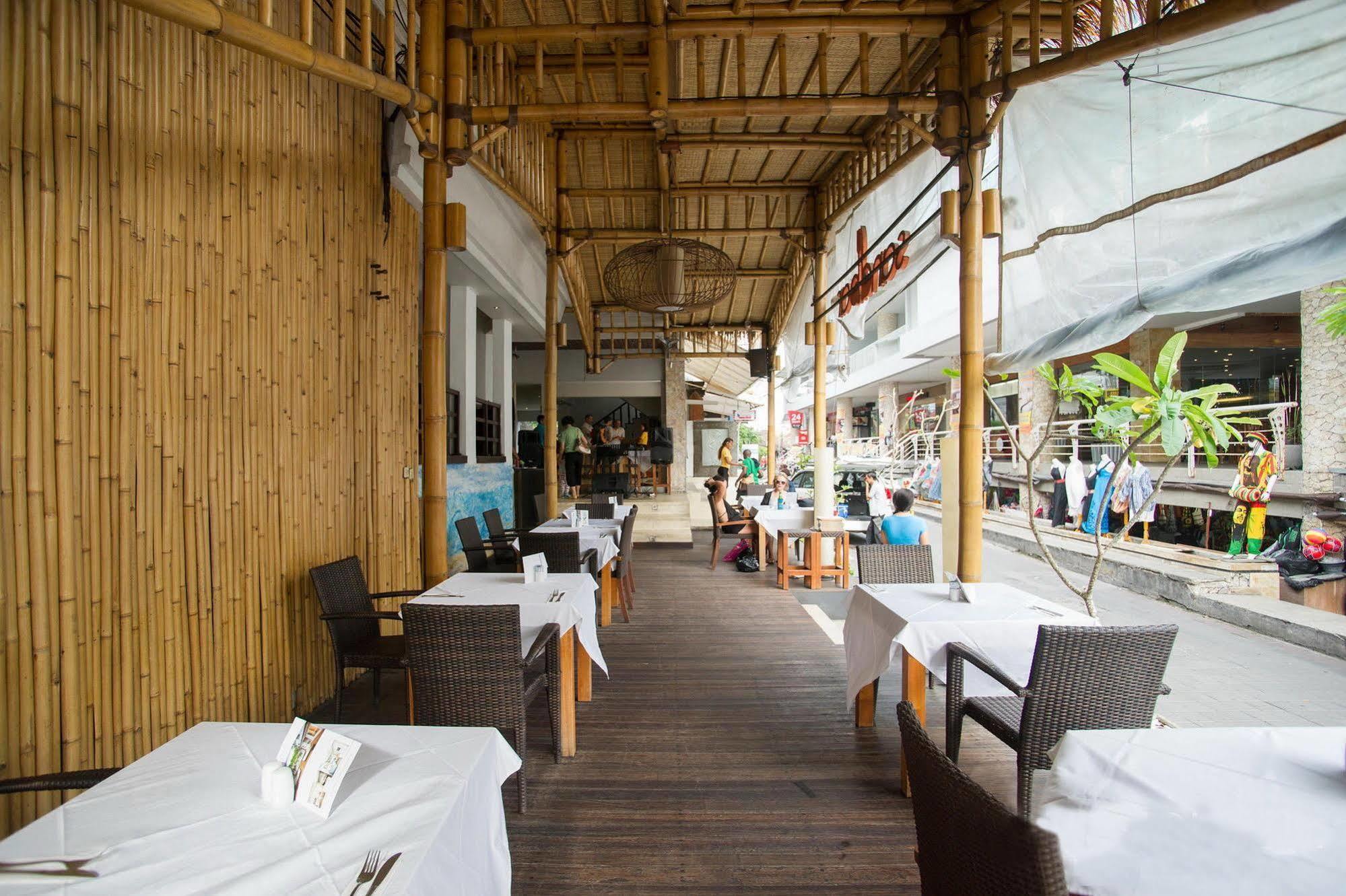 Kuta One Party Hotel Екстериор снимка
